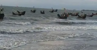 বৈরী আবহাওয়ায় রোহিঙ্গাবোঝাই বোট ঢুকে পড়লো সেন্টমার্টিন দ্বীপে
